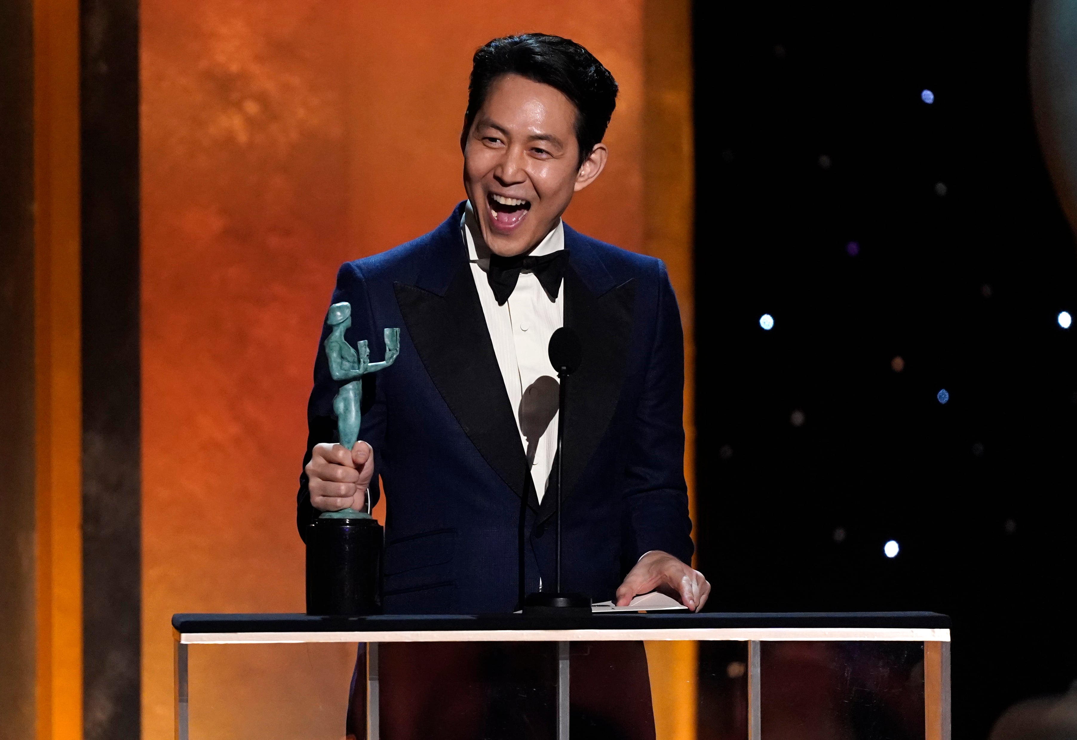 Lee Jung-Jung recibe el Premio SAG al mejor actor en una serie de drama, por "Squid Game"