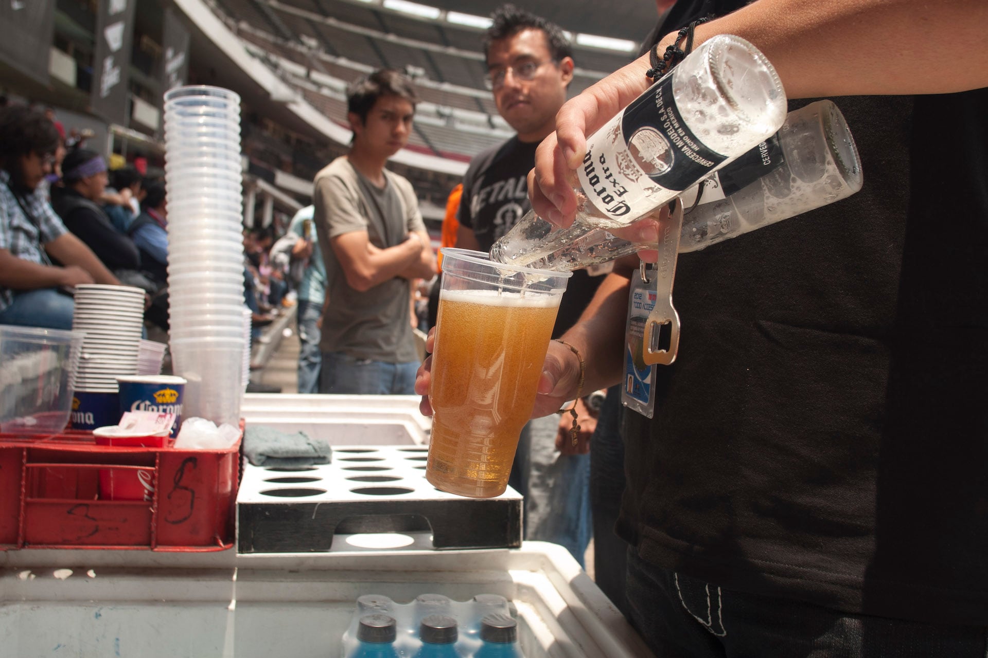 Un vendedor sirve un vaso de cerveza Corona en el Estadio Azteca de la capital del país