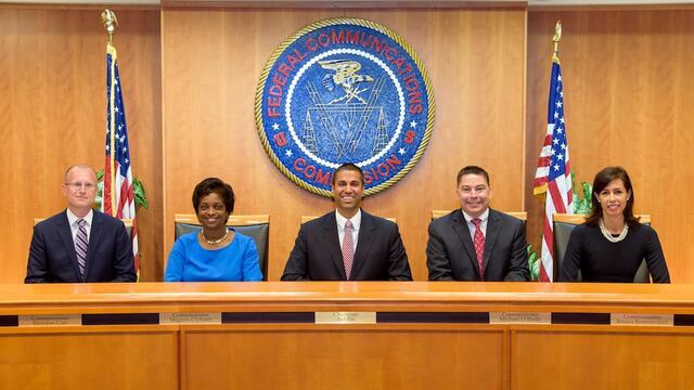 Los comisionados de la Comisión Federal de Comunicaciones (FCC).