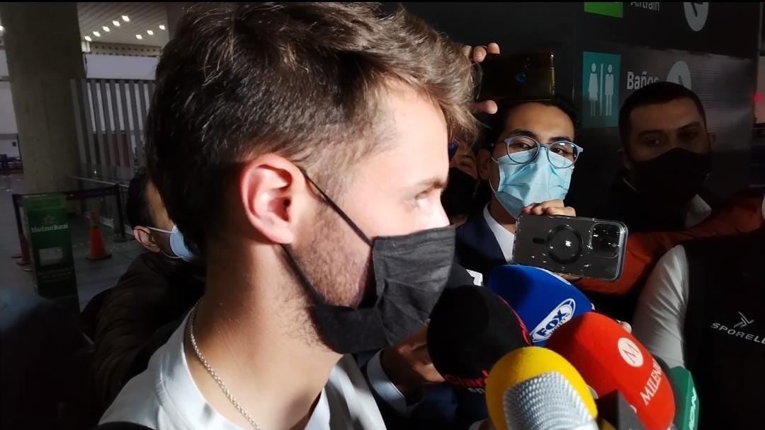Santiago Giménez en la T1 el AICM para viajar a Países Bajos