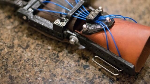 Desarrollan prótesis de mano usando impresora 3D