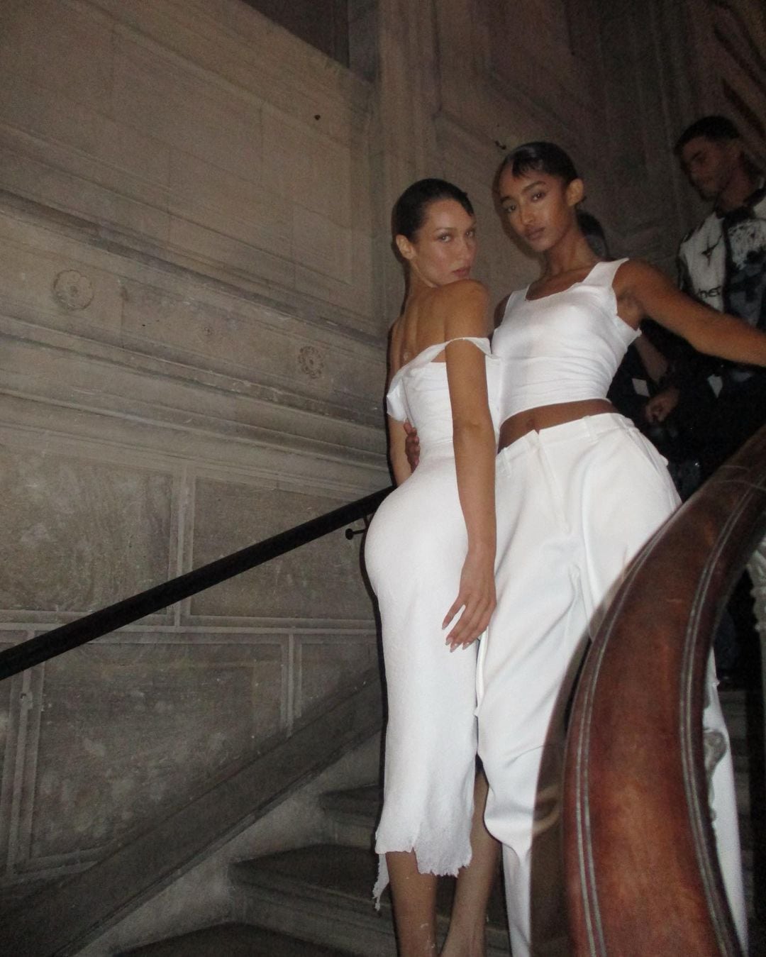 Bella Hadid, luciendo vestido blanco hecho con aerosol de Manel Torres