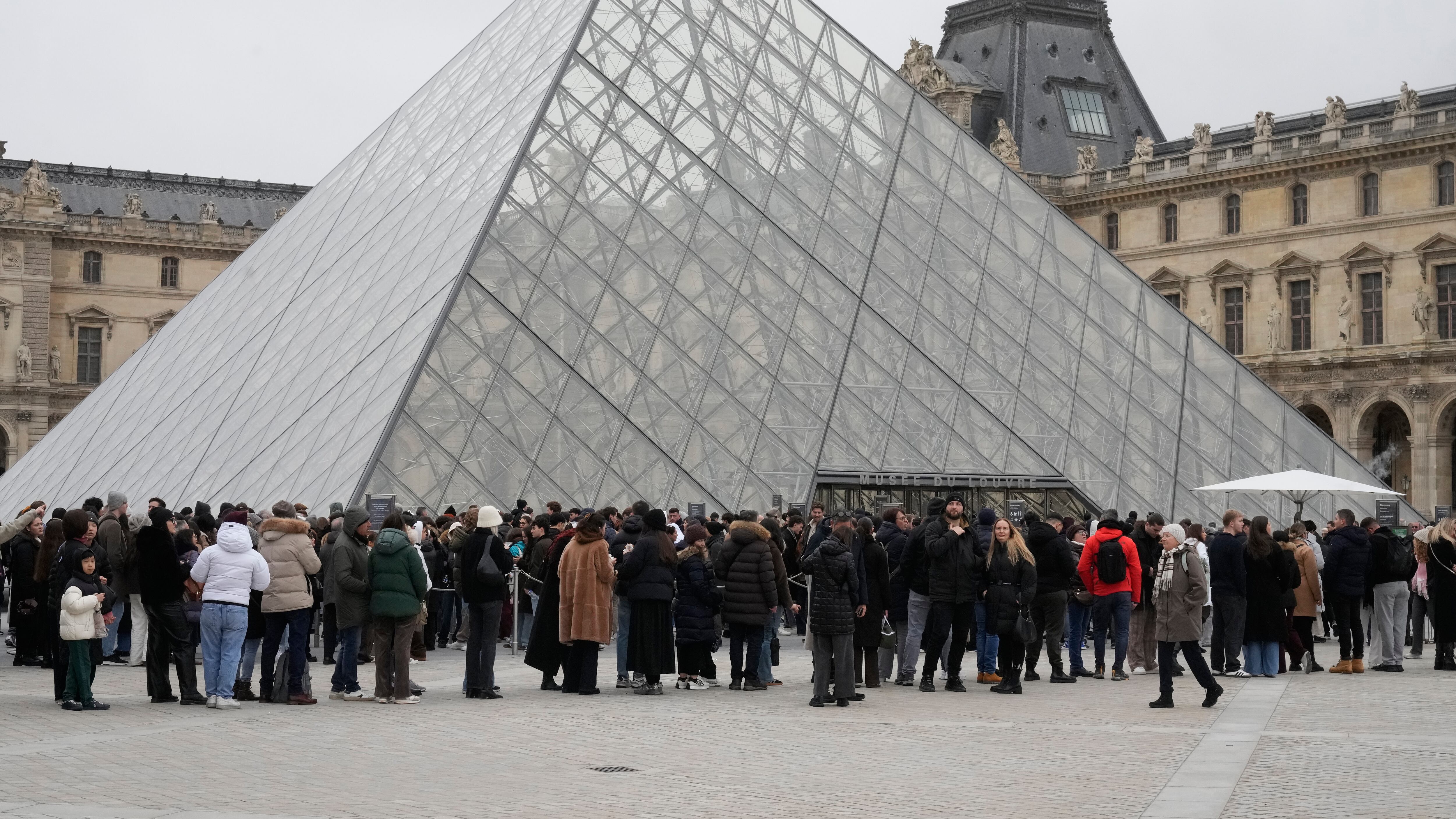 Problemas en el Museo del Louvre: fraude en boletos y fugas