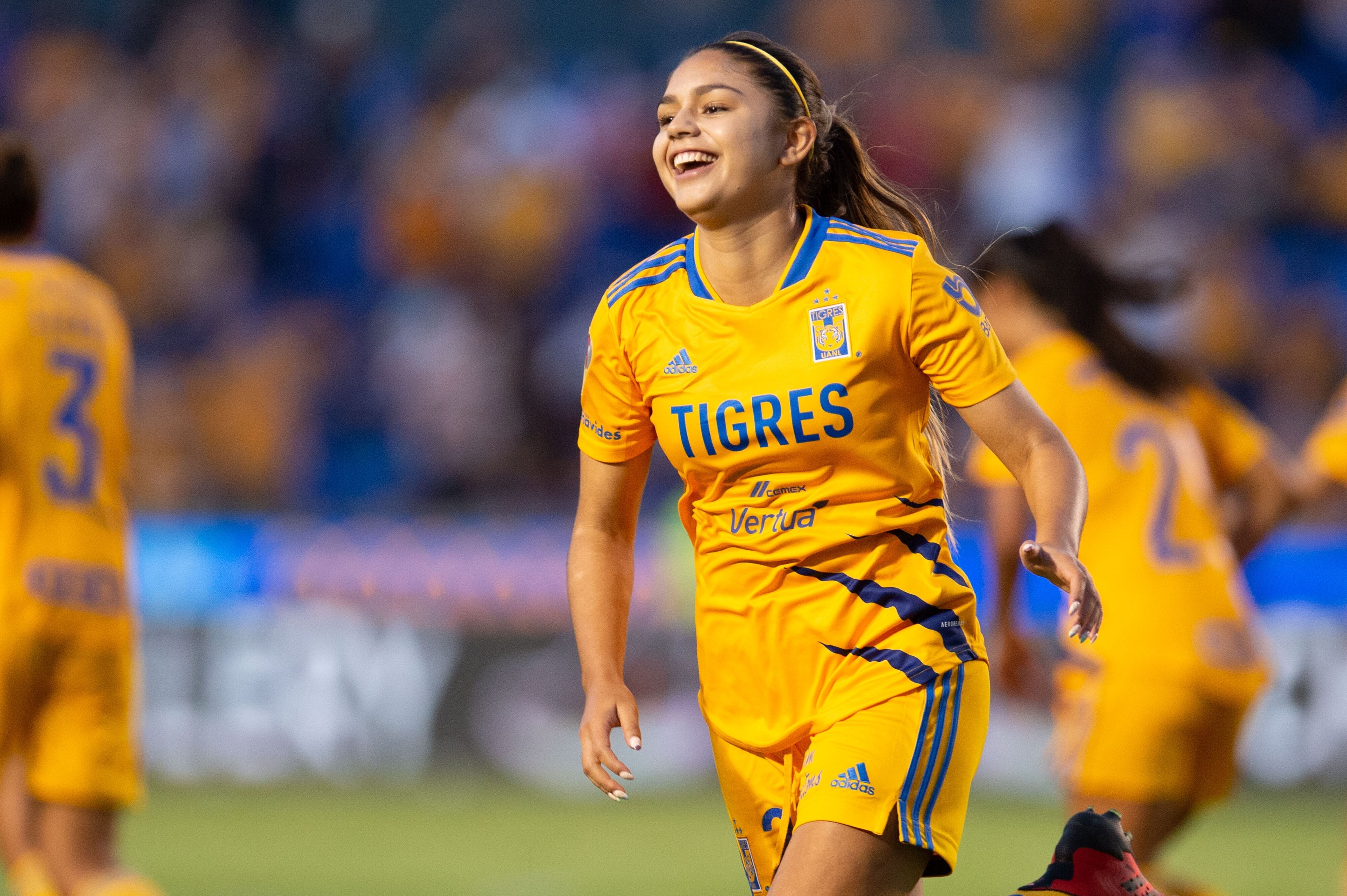Jana Gutierrez celebra gol con Tigres femenil