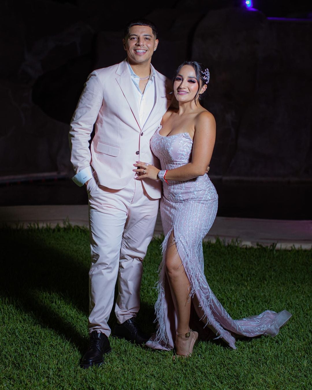 Eduin Caz y su esposa Daisy Anahí.