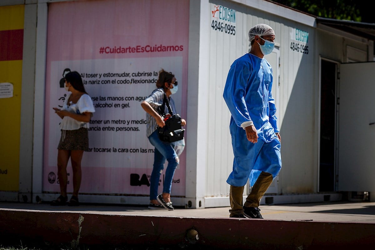 Personas esperan en una fila para realizarse una prueba para detectar Covid-19