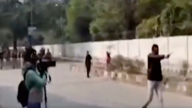 captura de video, sujeto es detenido en la India por disparar al aire a protesta de mujeres en febrero de 2020