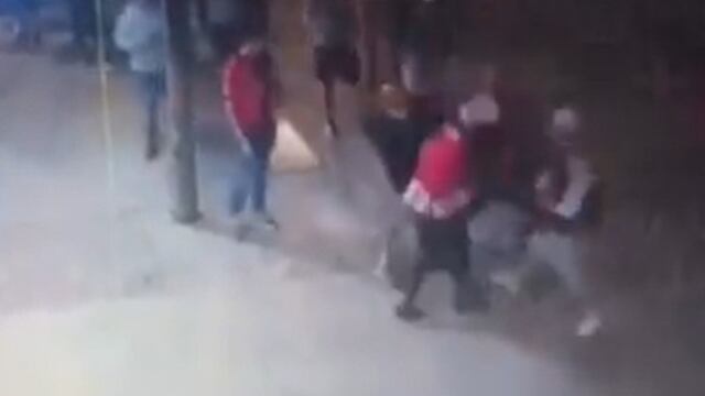 Fans del Atlas FC agredieron a aficionado del Club Chivas tras partido de ida en los cuartos de final del Clausura 2023.