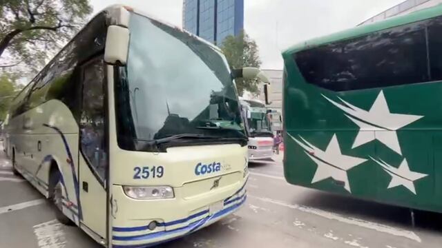 Normalistas se retiran de Paseo de la Reforma tras lanzar petardos al Senado