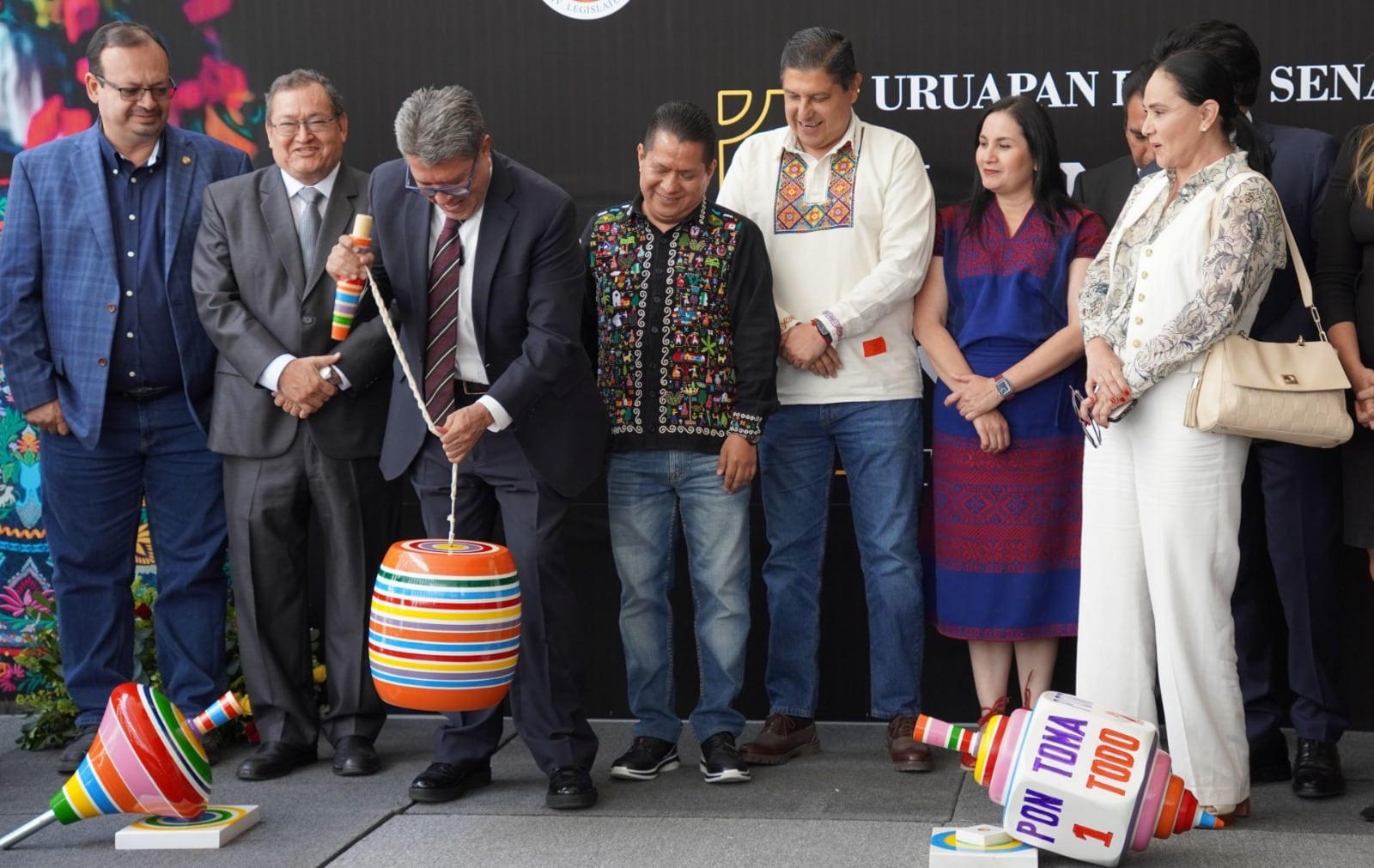 Ricardo Monreal hizo trampa al jugar con un balero