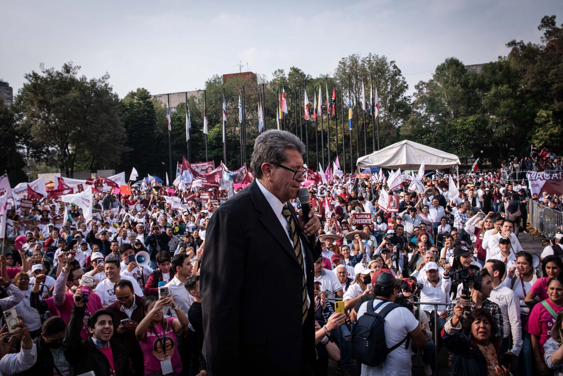 Ricardo Monreal, aspirante a la candidatura presidencial por parte de Morena, ofreció hoy a sus simpatizantes una asamblea informativa en la Plaza de las Tres Culturas