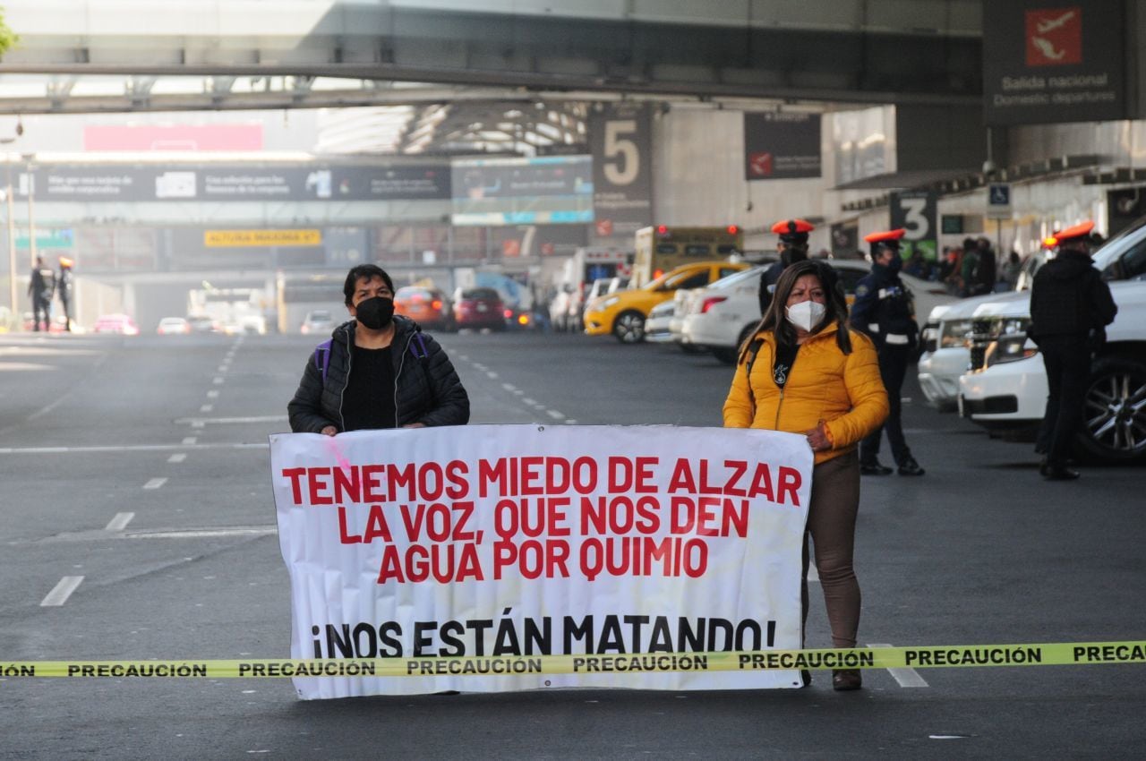 Padres de niños con cáncer cerraron la entrada al AICM para exigir medicamentos