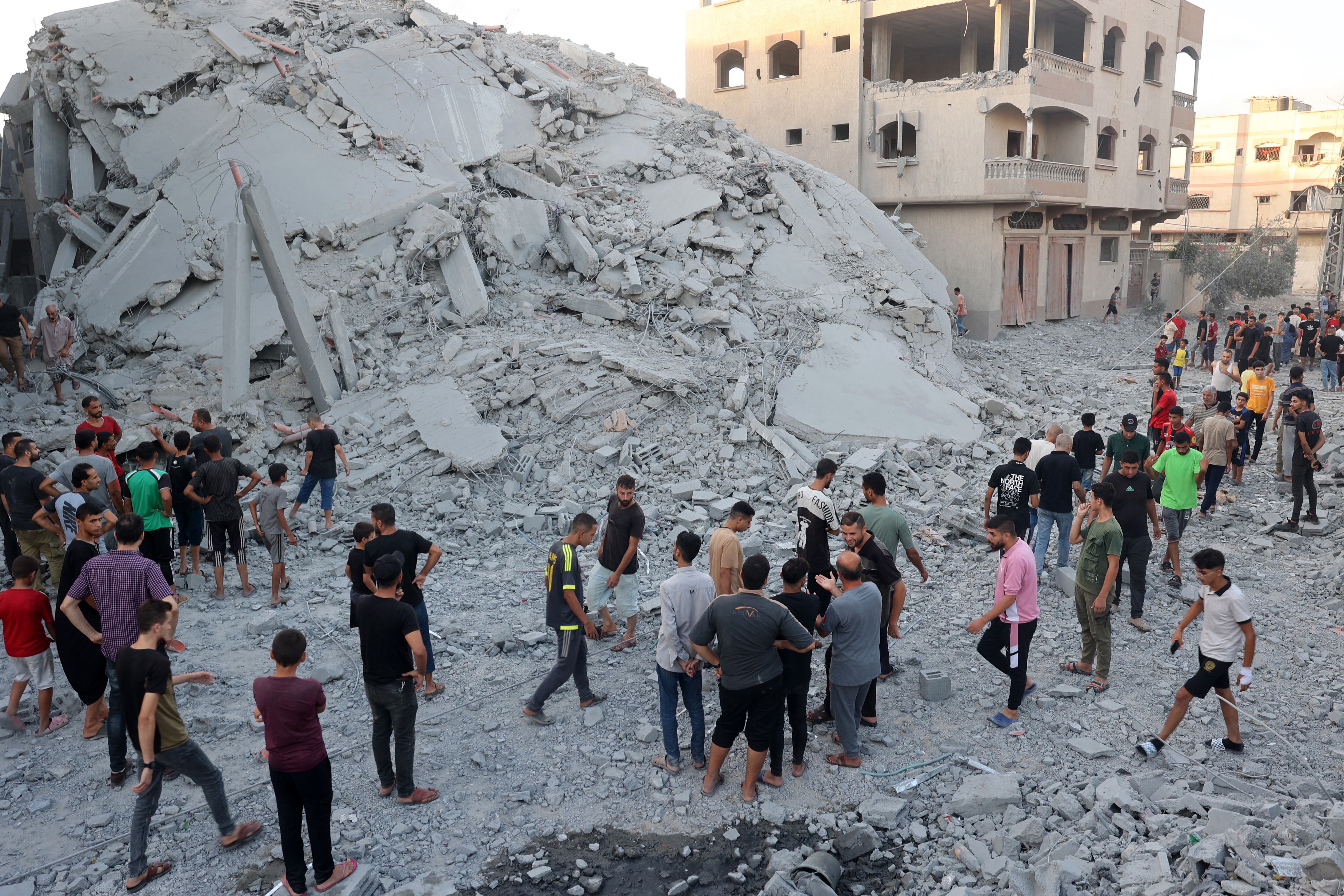 Israel bombardea un edificio en el campo de refugiados de Nuseirat