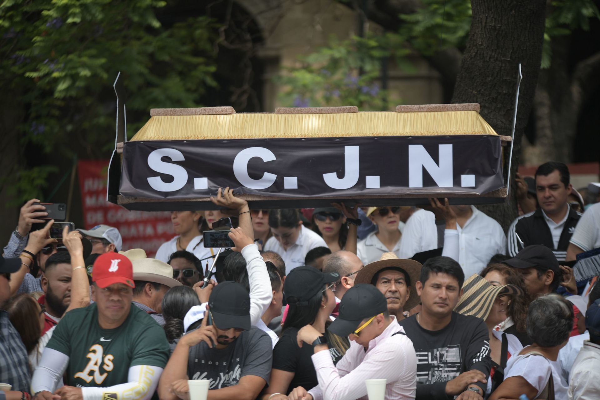 Cuitláhuac García Jiménez, gobernador de Veracruz, encabezó concentración en la Suprema Corte