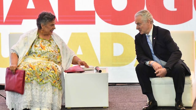 Beatriz Paredes y Santiago Creel, durante el primer foro "Diálogos Ciudadanos" del Frente Amplio por México
