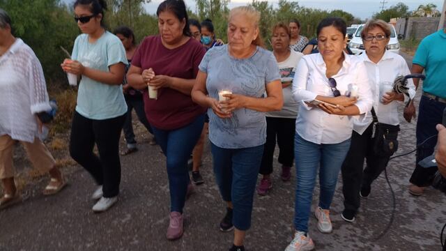 Mujeres familiares de mineros atrapados rezan y emprenden procesión