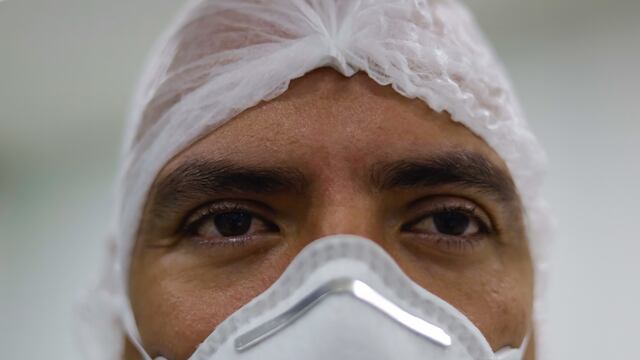 Hombre con cubrebocas en CDMX.