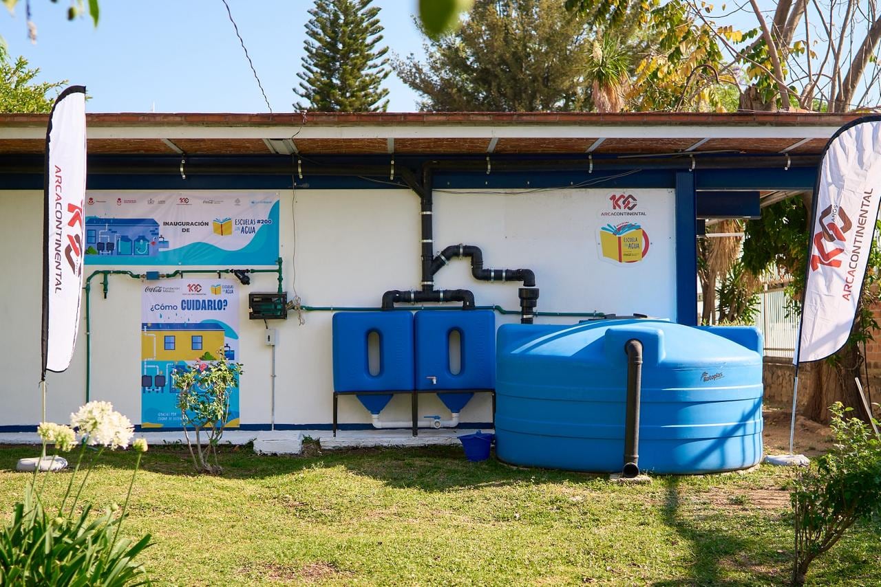 Arca Continental impulsa captación de agua en 300 escuelas de México.