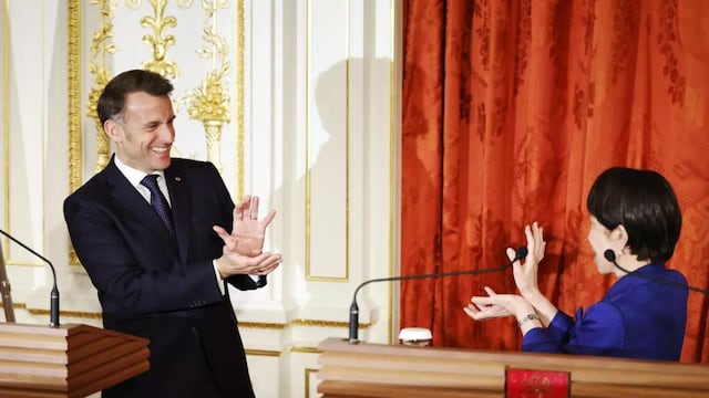 Emmanuel Macron y Sanae Takaichi imitan el Kamehameha de Dragon Ball en Tokio