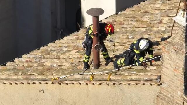 Instaladas las chimeneas en el interior y exterior de la Capilla Sixtina
