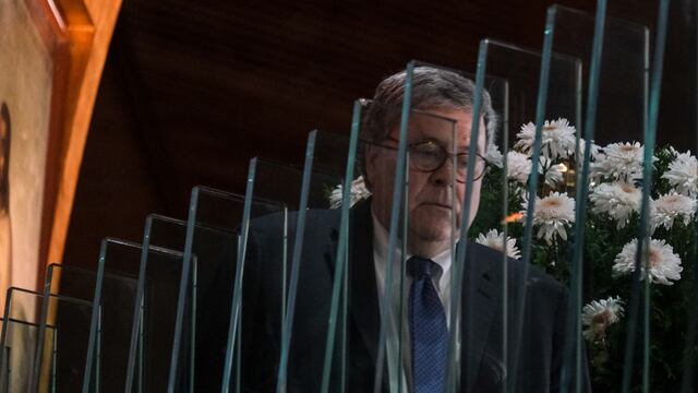 William Barr durante su recorrido de este jueves 5 de diciembre.