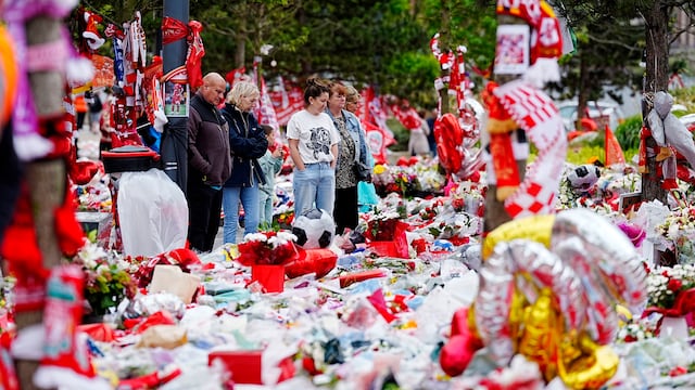 Jugadores del Liverpool acompañan a familiares de Diogo Jota para un último homenaje.
