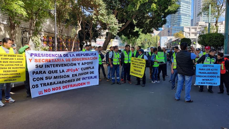 Trabajadores de Interjet manifestándose a las afueras de la Secretaría de Gobernación