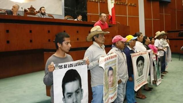 Padres y madres ingresaron a la sala de sesiones del Congreso de Guerrero