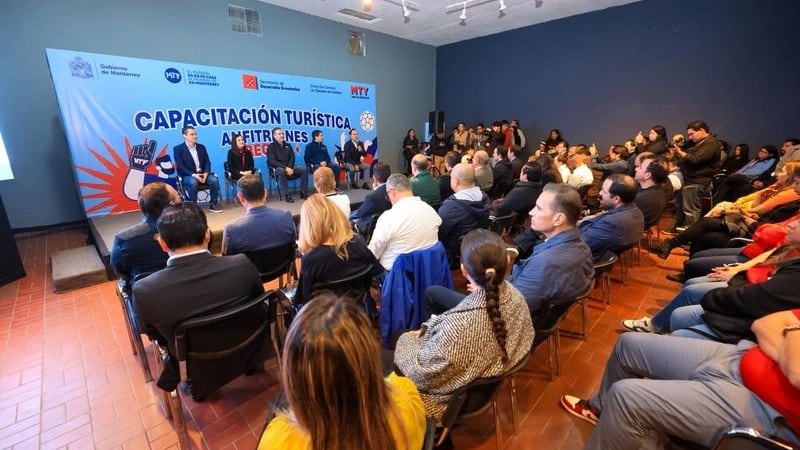 Monterrey capacita choferes y meseros rumbo al Mundial 2026