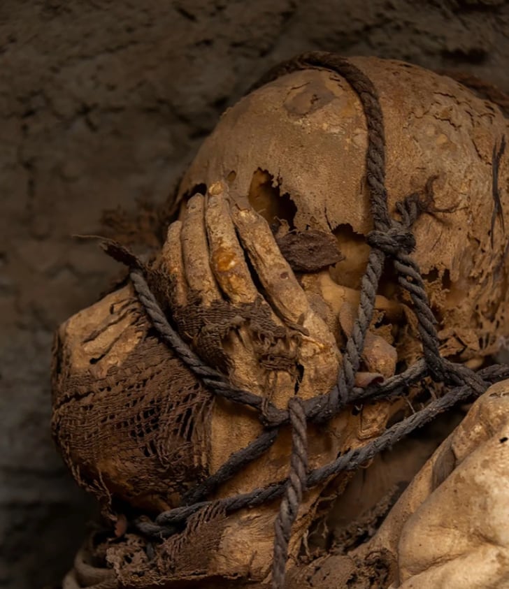 Momia atada de pies a cabeza