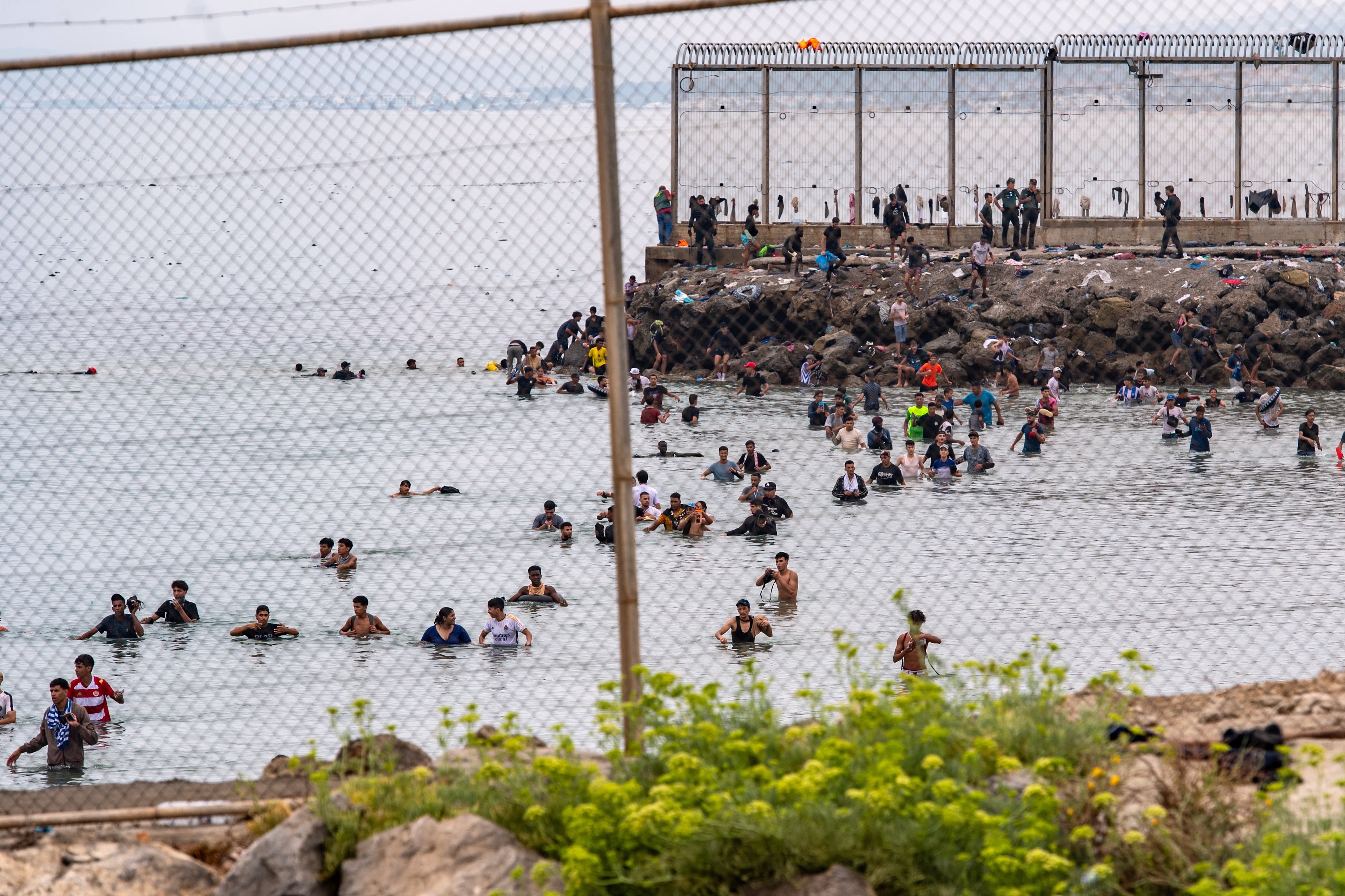 100 mil personas buscarían cruzar a Ceuta, estiman organizaciones de Marruecos