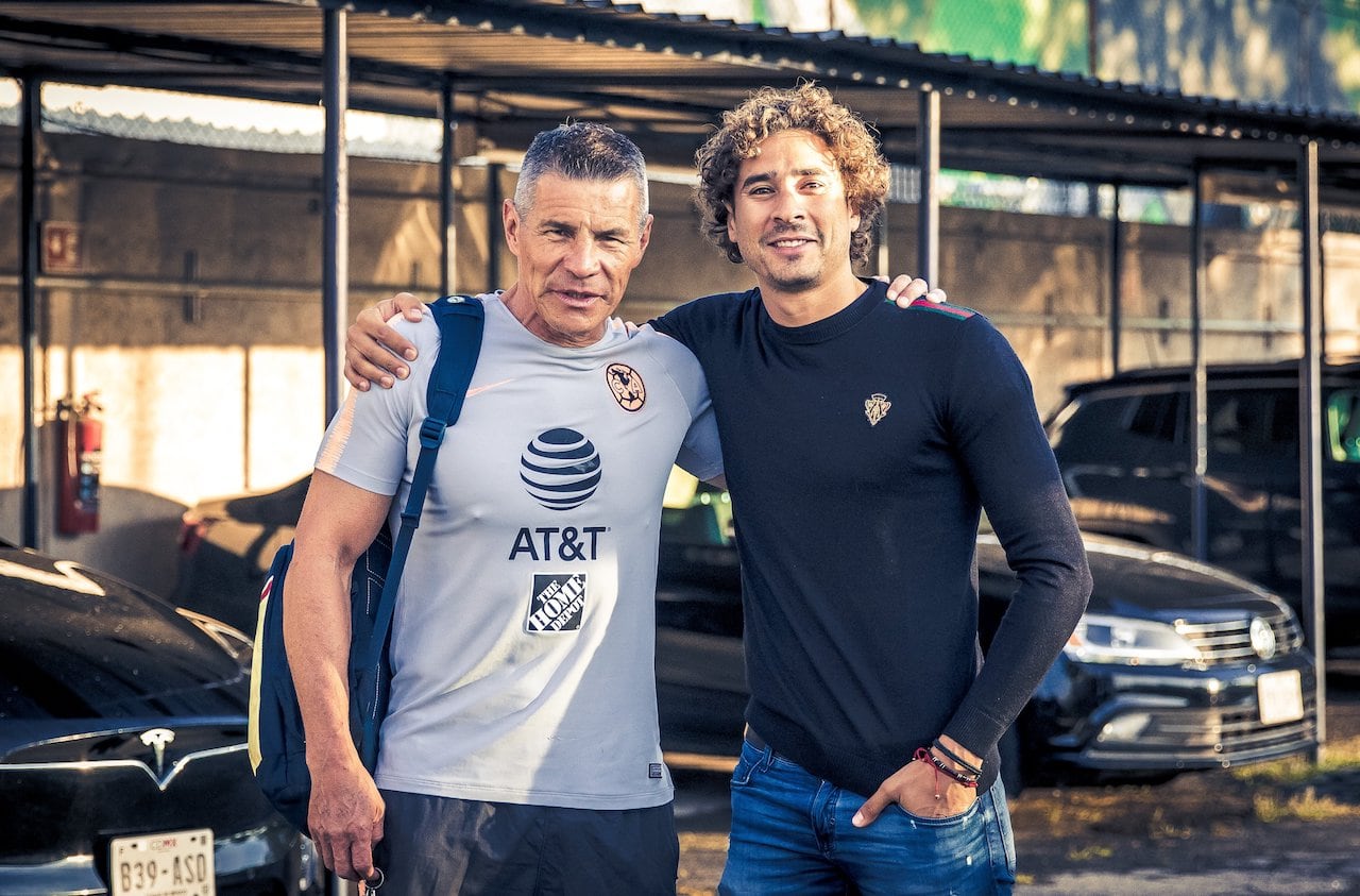 Guillermo Ochoa se reencontró con viejos conocidos como el mítico Alfredo Tena