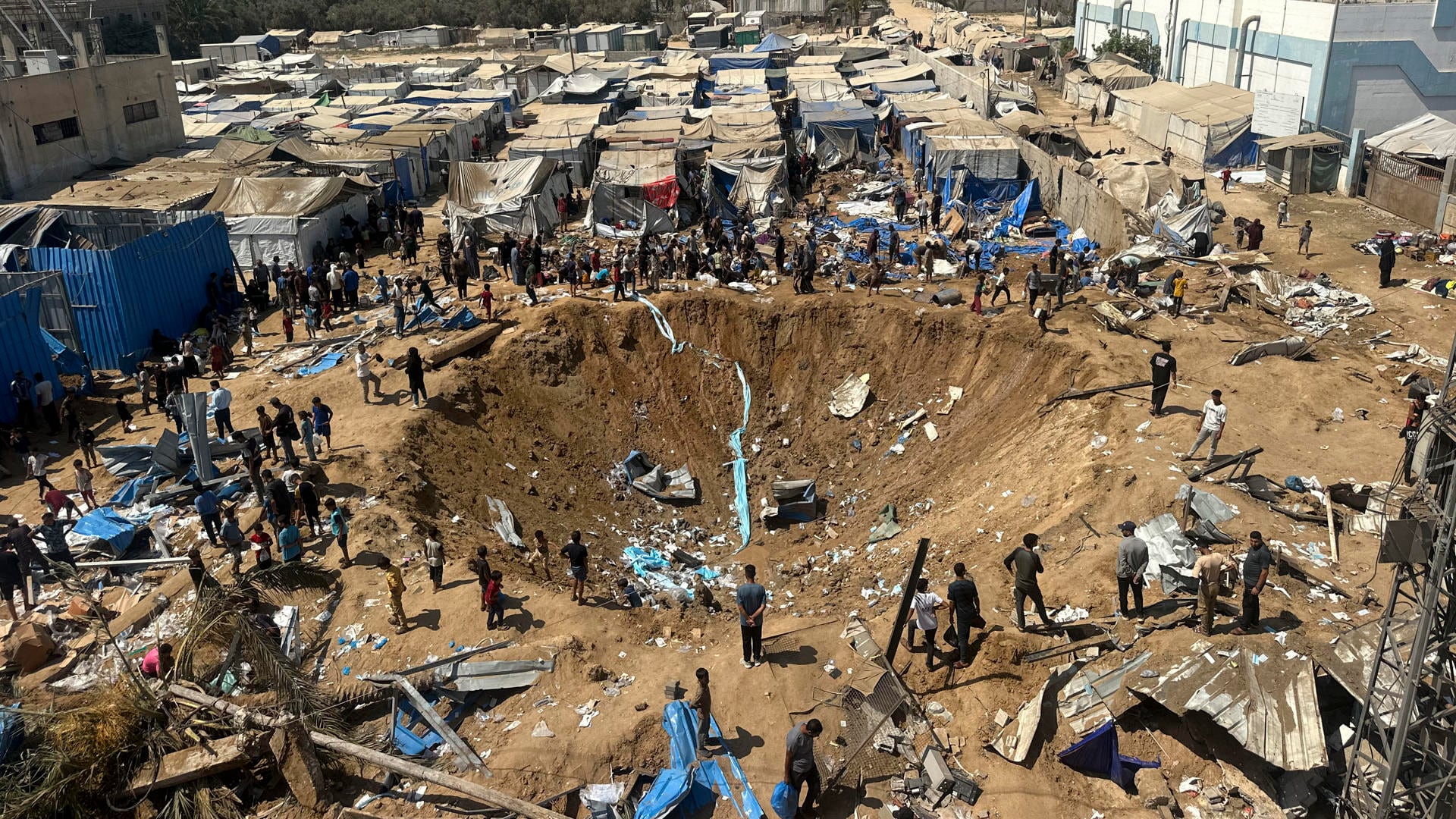 Israel mantiene ataques sobre Gaza pese a anuncio de Trump; de cráter en hospital