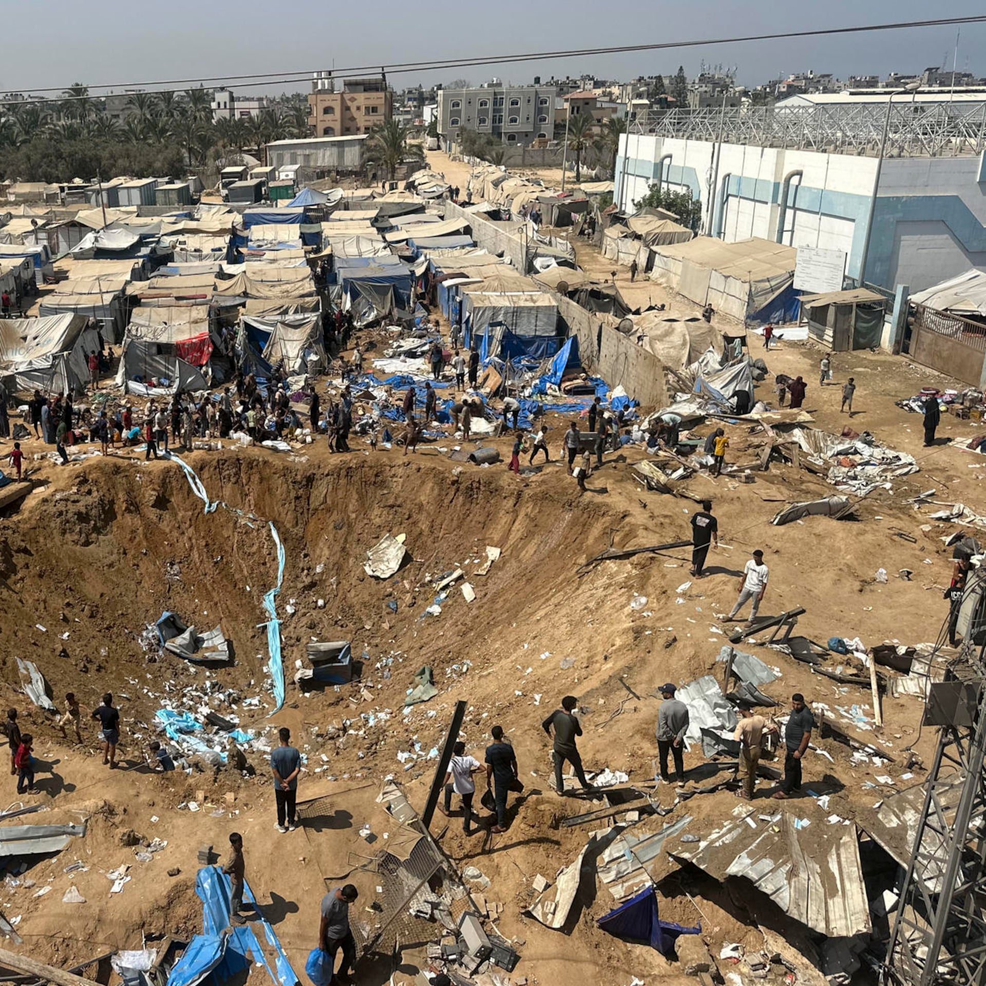 Israel mantiene ataques sobre Gaza pese a anuncio de Trump; de cráter en hospital