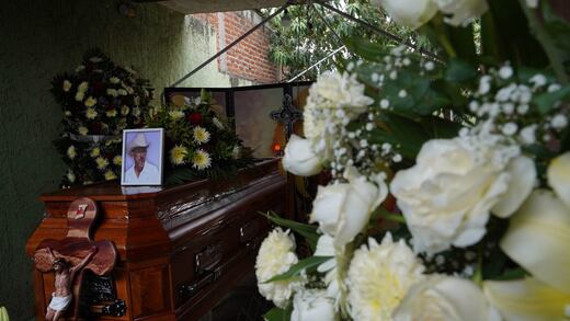 Hipólito Mora es sepultado junto a su hijo Manuel