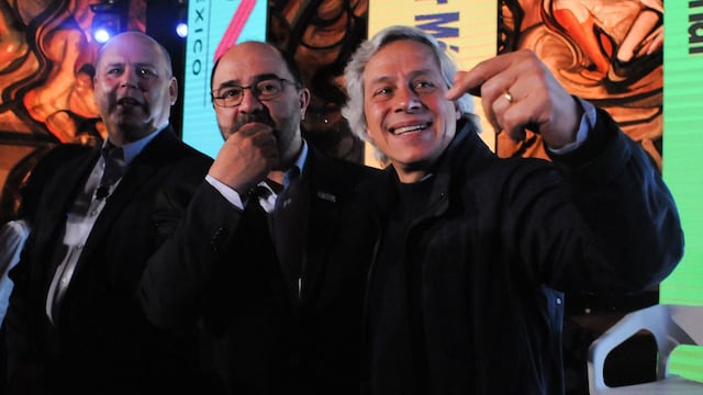 Tras anunciar la plataforma Unid@s, Claudio X. González, Gustavo de Hoyos y Emilio Álvarez Icaza se toman una fotografía.