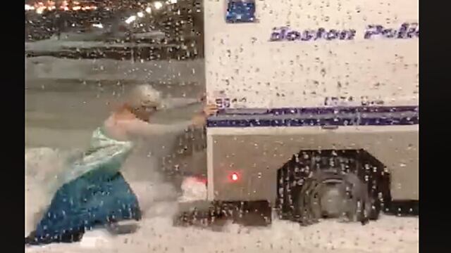 Drag Queen vestida de Elsa libera auto de la nieve