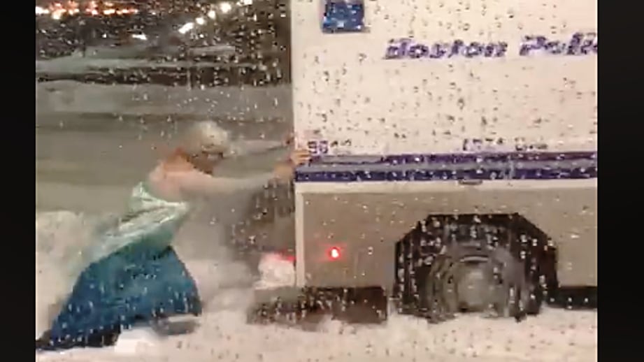 Drag Queen vestida de Elsa libera auto de la nieve