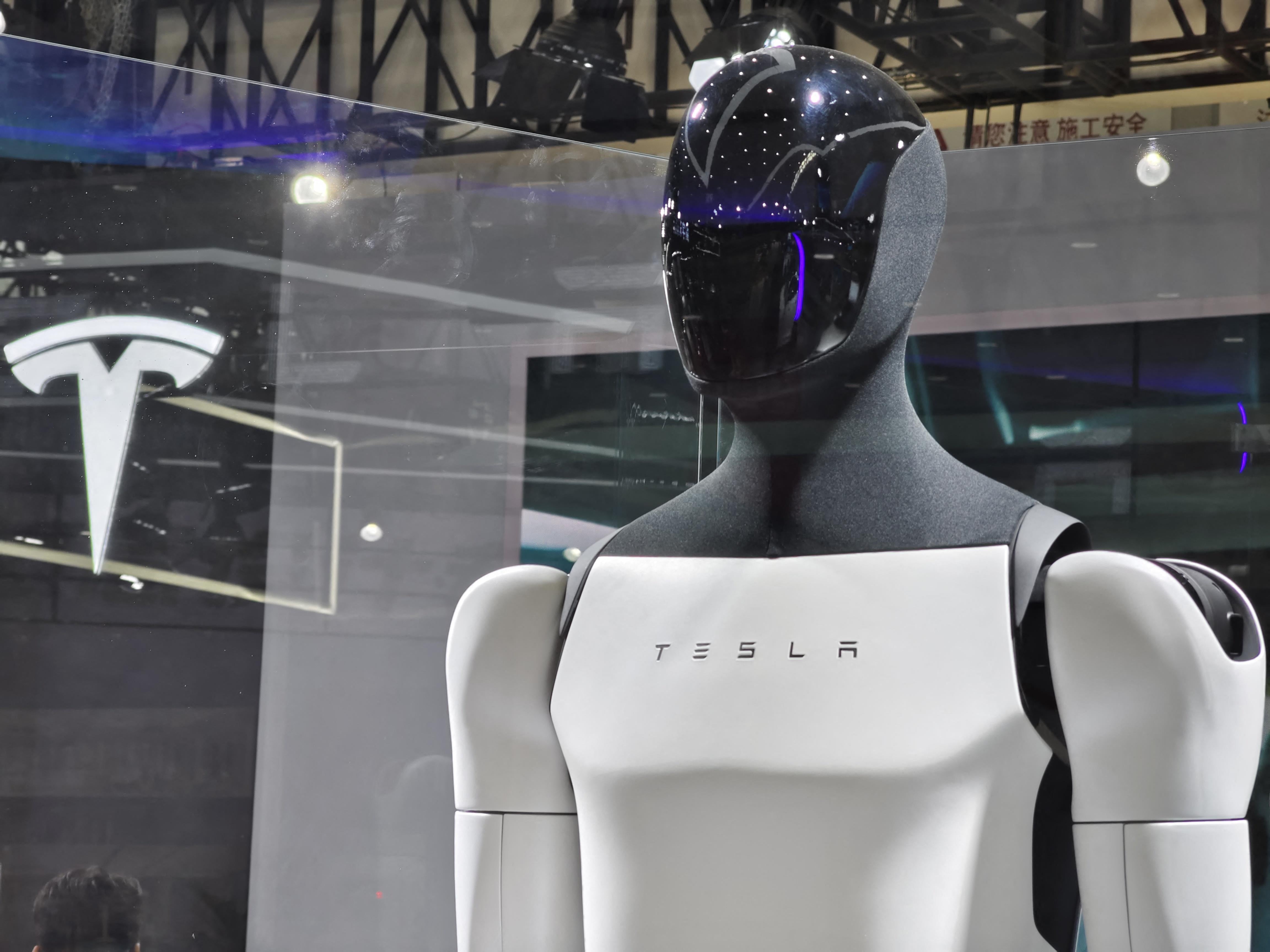 Elon Musk anuncia la construcción de 5 mil robots Optimus Tesla
