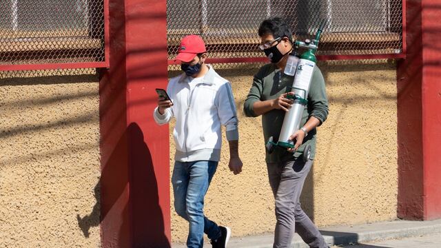 Personas con un tanque de oxígeno