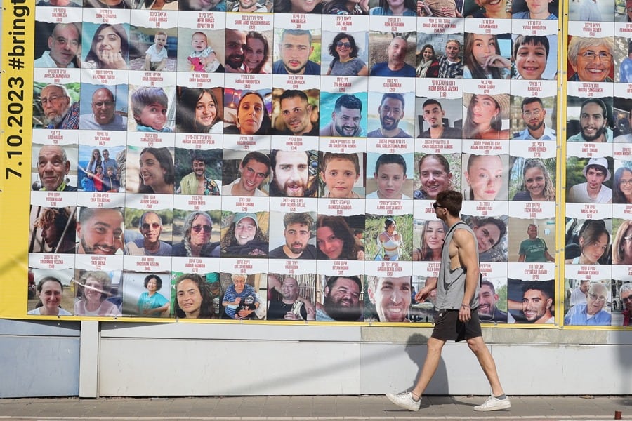 Un gran cartel que muestra a los rehenes israelíes retenidos por Hamás en Gaza.