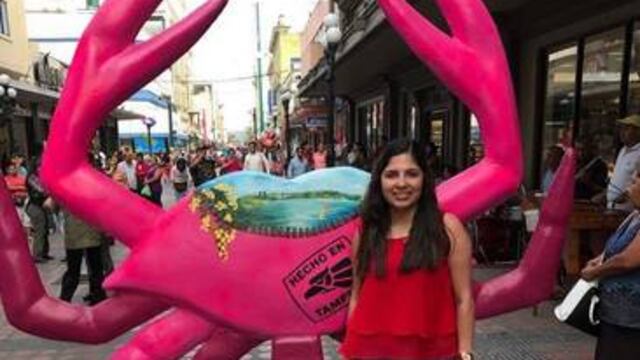 Turistas se llevan la foto del recuerdo de las 12 jaibas gigantes de Tampico, Tam.