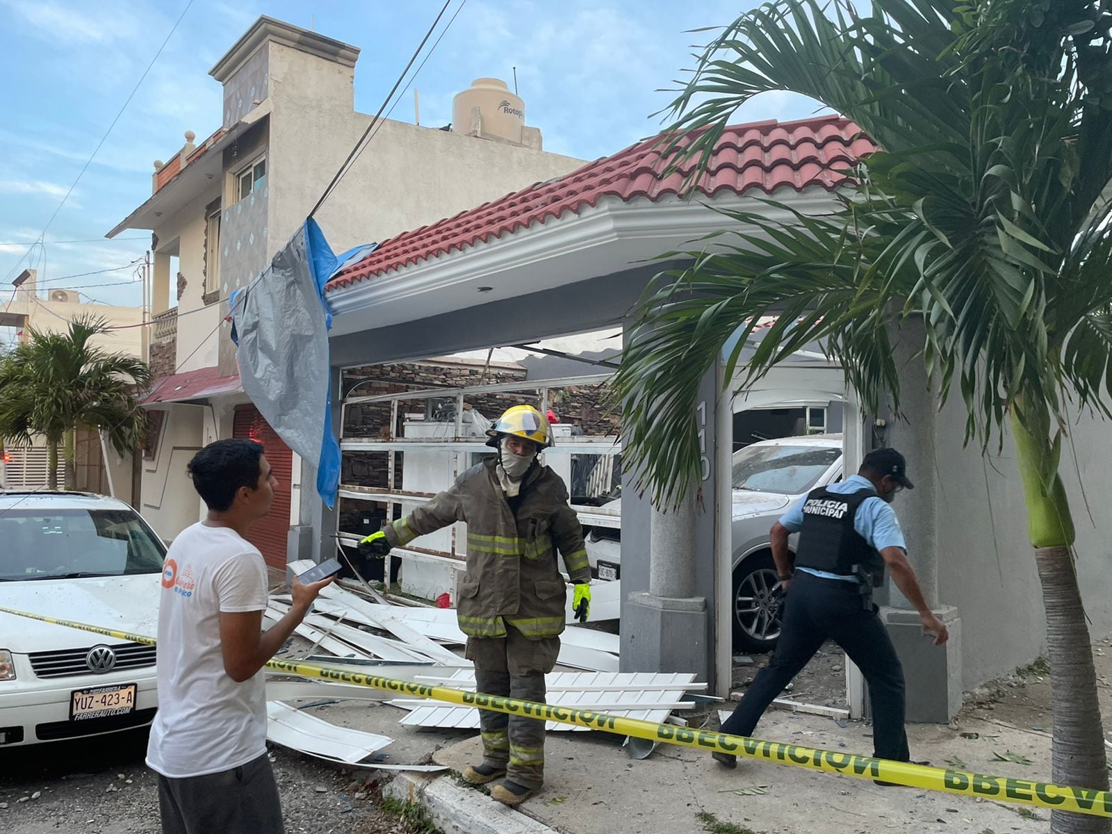 Autoridades acuden al lugar de la explosión