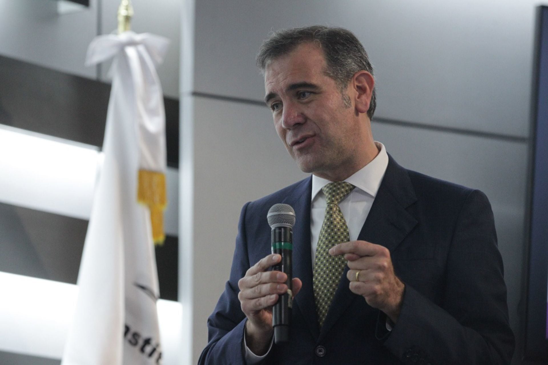 Lorenzo Córdova se justificó, dijo que la gente no conocía la reforma electoral cuando se hizo la encuesta.