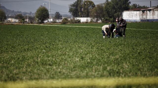 Pobladores de Tlahuelilpan buscan los restos de sus familiares y amigos fallecidos el viernes pasado.
