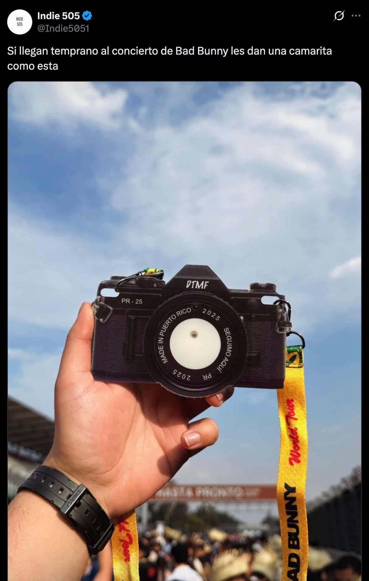 Regala suvenir a fans de Bad Bunny en el Estadio GNP Seguros