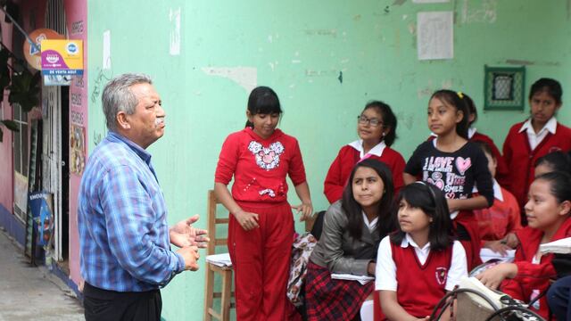 VIDEO: Aurelio Nuño felicita a maestro que desafió paro en Oaxaca