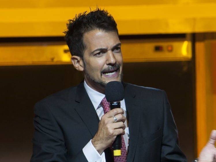 Fernando del Solar, conductor.