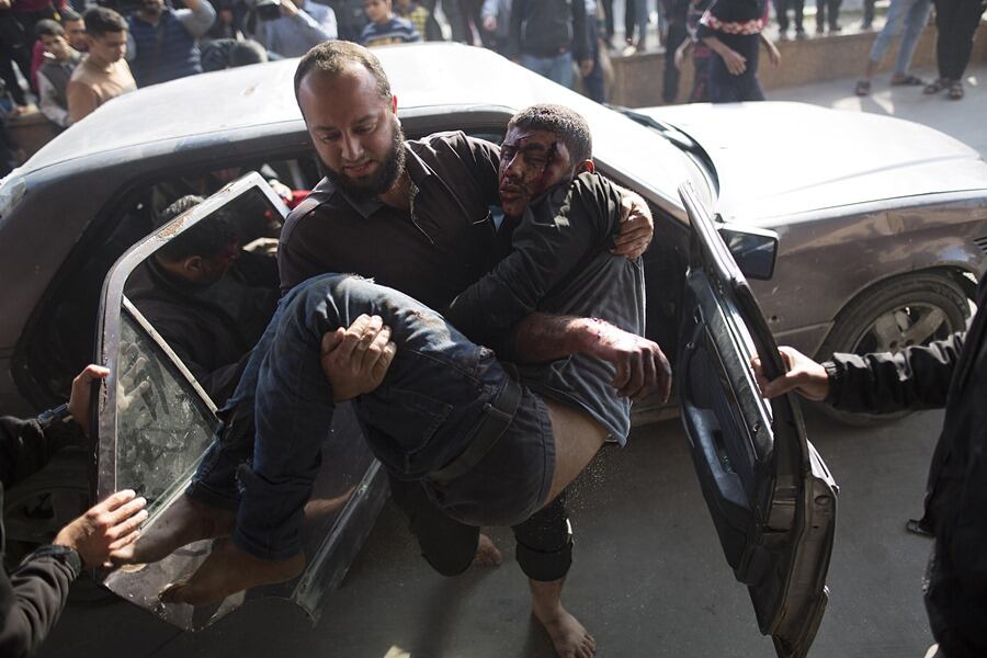 Un palestino traslada a un herido al Hospital Nasser en Jan Yunis, tras la reanudación de los ataques aéreos israelíes en esta población de sur de la Franja de Gaza