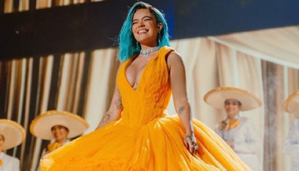 Karol G canta con mariachi